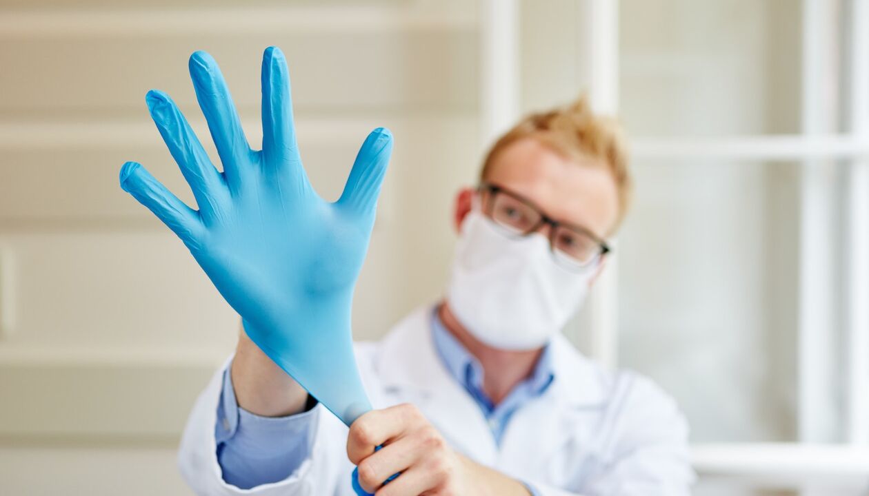 le médecin met un gant pour masser et prévenir la prostatite